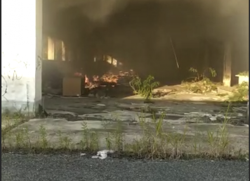 VIDEO - Incendio ai capannoni dell'ex Hydromac di Trino